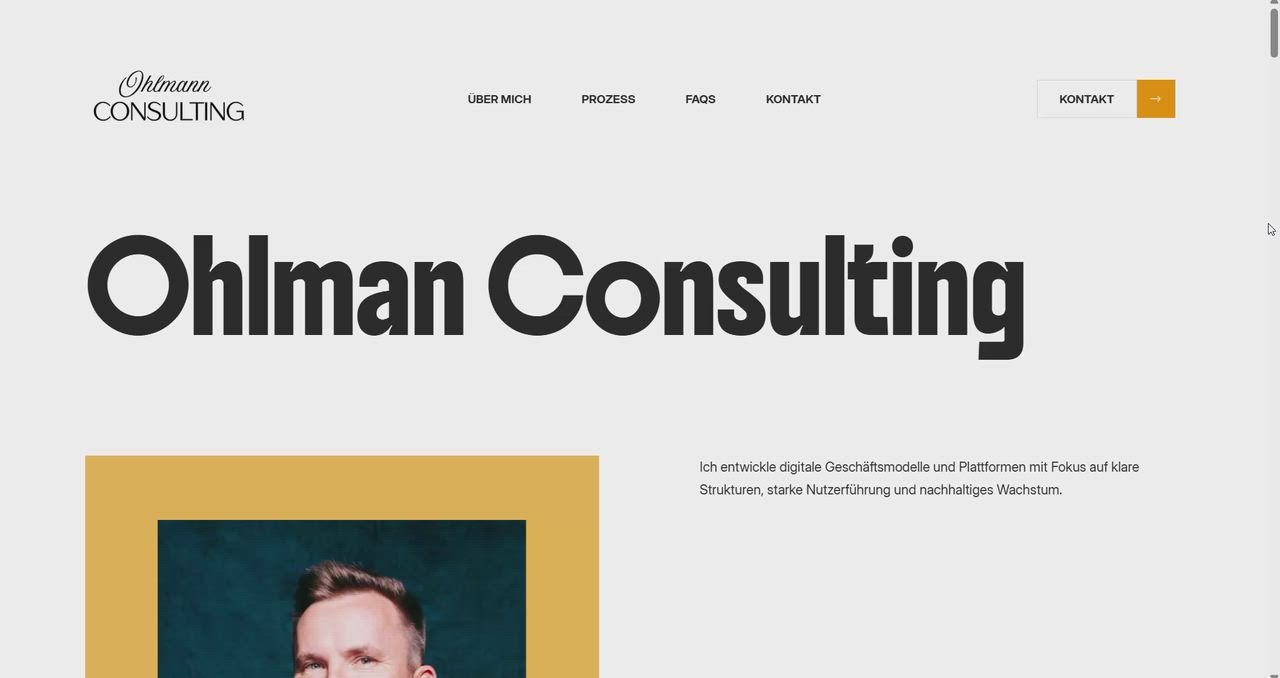 Startseite von Ohlmann Consulting mit großem Schriftzug und Porträt vor gelbem Hintergrund